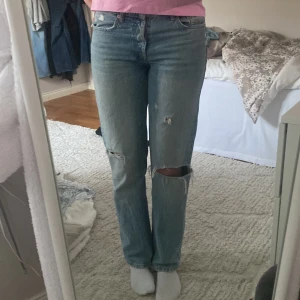 Zara jeans  - Säljer dessa jeans för att från zara för att dom är för korta dela sitter dom lite för tajt, vet tyvärr inte orginal pris, men det är storlek 38 och är ganska perfekta i storleken. Priser är såklart diskuterbart eftersom att jag inte vet vad dom kostade