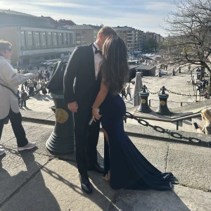 Marinblå balklänning - Säljer min fina balklänning som är marinblå och i Storlek 4 (passar mig som vanligtvis har XS/S) den är i stretchigt material som var skönt att ha under hela kvällen och är endast använd 1 kväll och alltså i nyskick! Köpt på Club L för 1450kr 