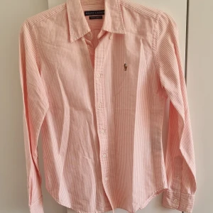 Ljusrosa Ralph Lauren skjorta - Ljusrosa randig Ralp Lauren skjorta. Knappt använd, storlek S 