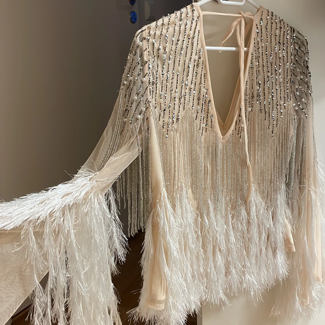 Smyckad tröjja med fjädrar 