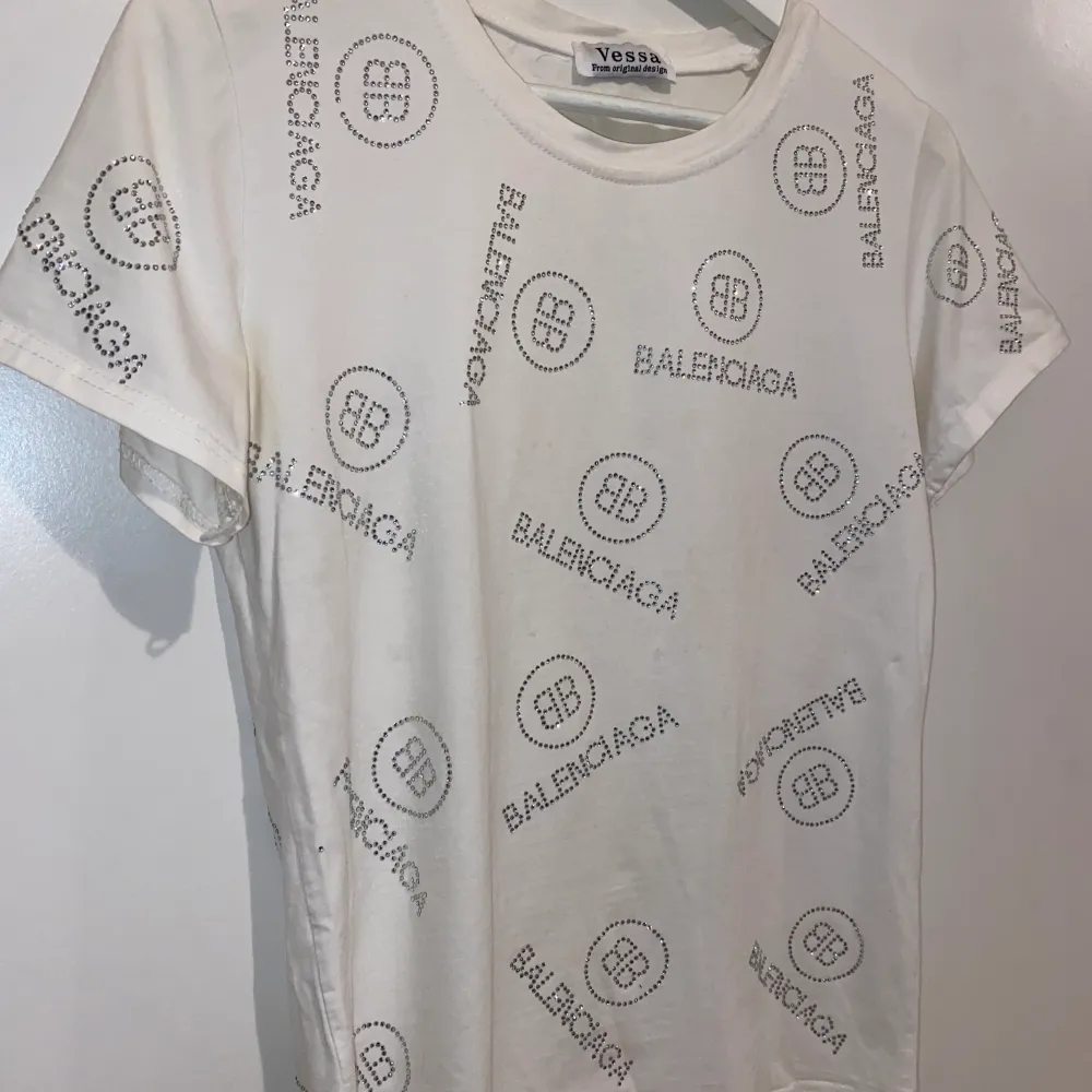 Balenciaga T-shirt(kopia). Märket är i glitter stenar och sitter över hela tröjan fram till och baktill. . T-shirts.