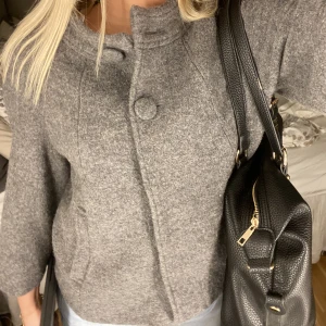 Trekvarts kofta - Jättefin kofta som jag säljer pga ingen användning, jättefint skick!!💕💕