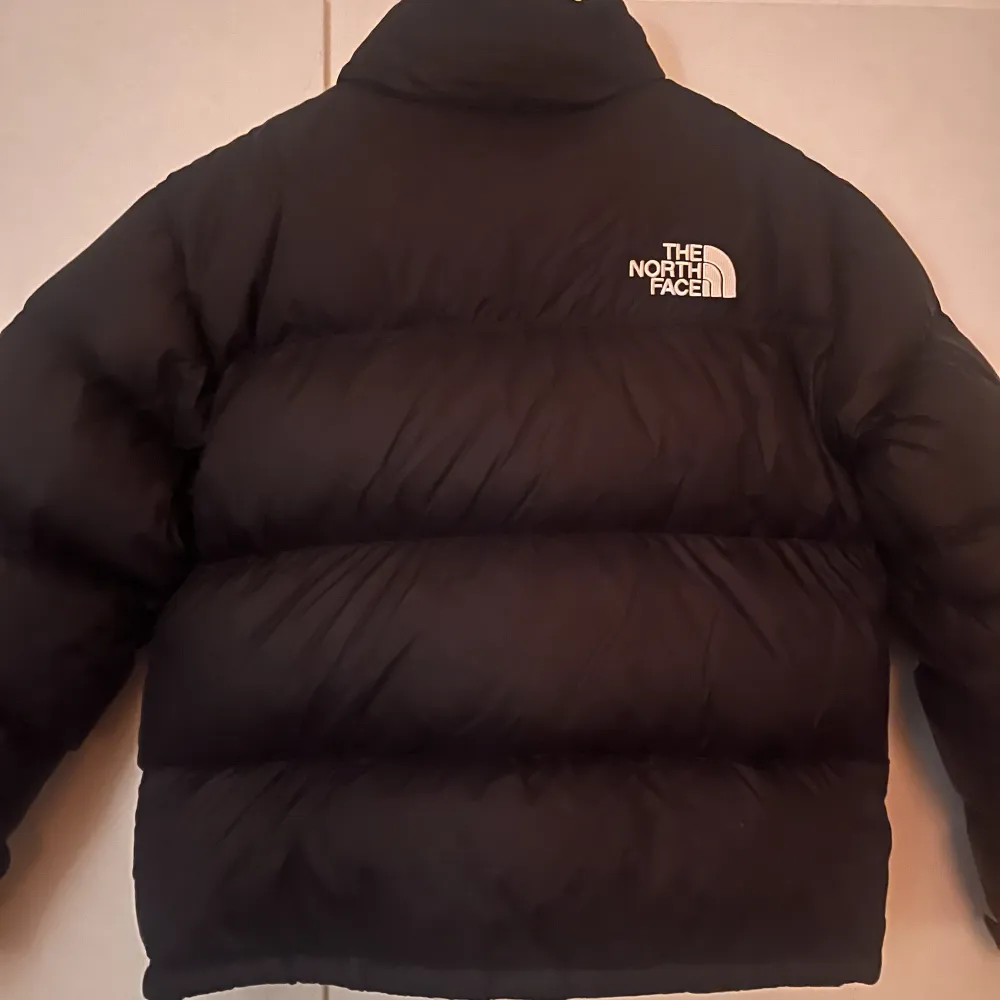 The North Face 1996 Retro Nuptse Jacket sparsamt använd köpt på SNS med kvitto NYPRIS 3500kr . Jackor.