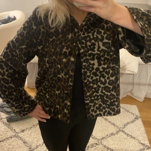 Kort kappa  - Leopard mönstrad kort kappa i storlek 36 från NA-KD 