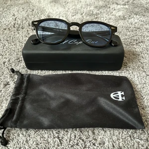 Solglasögon Allcap1 - Solglasögon från allcap1 i nyskick. Modell: Black Complete-Blue Shades. Slutsålda på hemsidan!