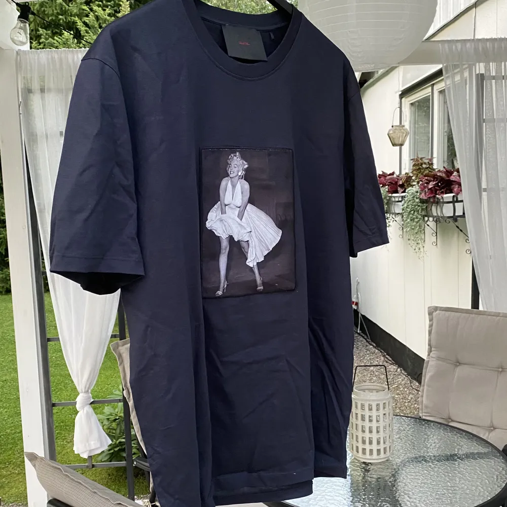 Säljer denna sjukt feta tröja från limitato i storlek M, skicket är som nytt, nypris: 2500. Box tillkommer inte. Skriv till mig privat vid funderingar!. T-shirts.