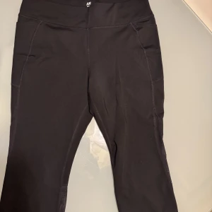Träningstights Caprilängd med fickor - Capritights med fickor Använd ett par gånger. Nyskick 