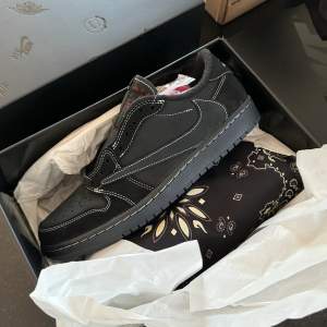 Helt oanvända Travis Scott x Air jordan 1 - Black Phantom i storlek 43. Vann dragningen i Nike SNKRS appen, har bara packat upp en sko för fota. Knappt rörda. 