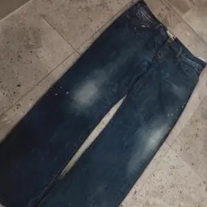 Feta vintage baggy y2k jeans med paint splatter. Storlek känns som 34/34.