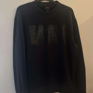 Armani exhange tröja - Riktigt snygg och cool Armani tröja, den är i nyskick nästintill aldrig använd bara testad fåtal gånger!