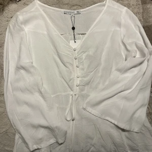 Vit Blus  - Jätte söt blus som tyvärr inte kommit till användning💗