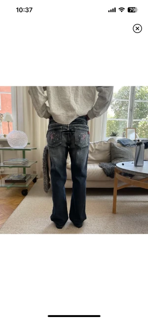 Skitsnygga jeans🩷🎀 - Säljer dessa jeans med superfina detaljer som jag köpte på Plick men tyvärr de e för stora för mig 🫠