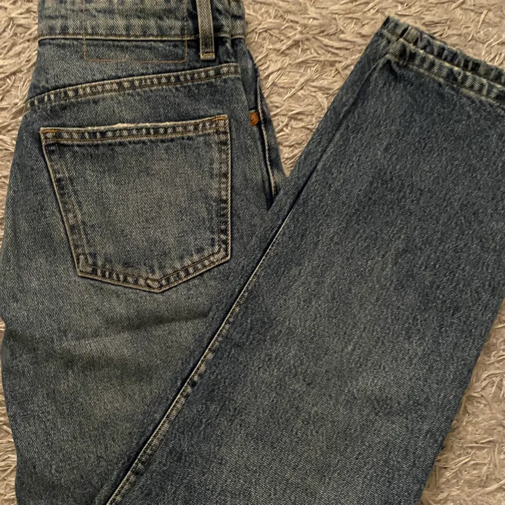 Jätte fina midwaist jeans från zara i bra skick! Köparen står för frakt💕. Farkut & Housut.