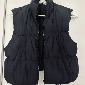 Väst ifrån H&M - Storlek 34 Fint skick och inga anmärkningar. 100kr