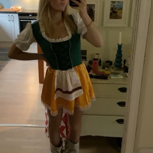 Oktoberfest klänning  - Kort oktoberfest klänning. Passar perfekt för dig som vill ha en sexigare variant. Ganska smal i ärmarna