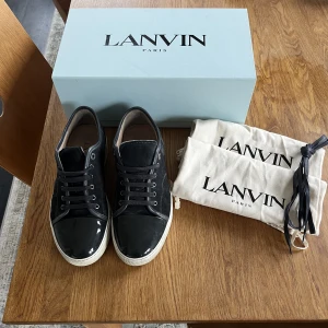 Lanvin  - Ett par sjukt snygga lanvin skor. Det är grå colerway vilket är väldigt svårt att få tag i nu. Dom är i fint skick. Tveka inte att skriva vid fråhor🤩