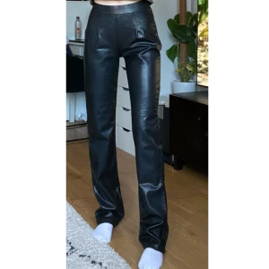Läder byxor  - Tryck gärna på ”köp nu” för billig o språbarfrakt 🥰 Raka Läder/Skinn byxor från Nelly i fint skick. Har en dragkedja i sidan. Innerbensmått: 84cm. Jag på bilden är ca. 68cm runtom midjan och är 173cm lång 
