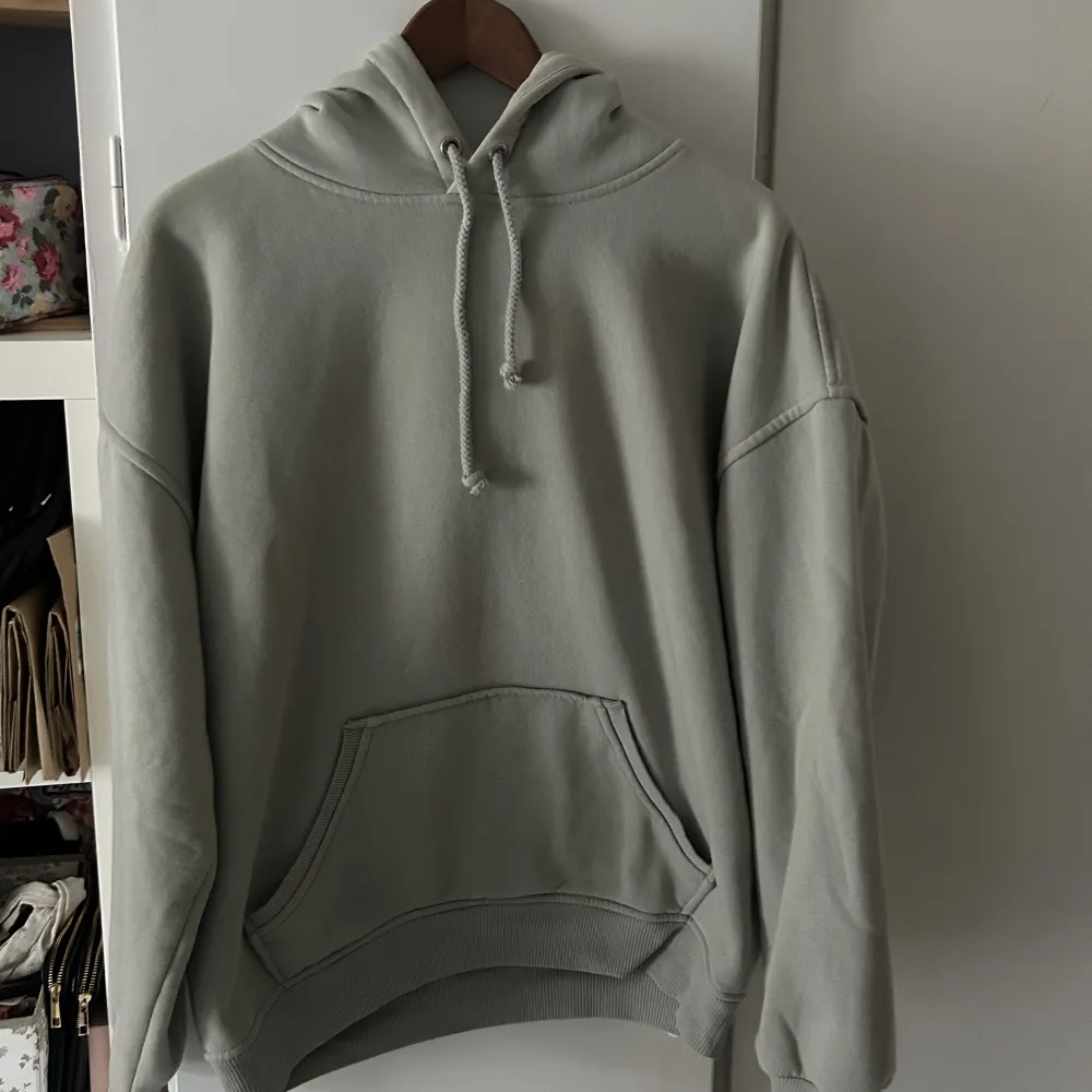 Säljer denna ljusgröna hoodie från bikbok!! Bra skick och inga defekter. Slutsåld färg💘. Hoodies.