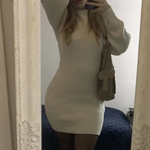 Stickad Kläning  - Jätte fint skick Kläning som passar perfket nu till höst och vinter. Skriv för fler bilder eller frågor.