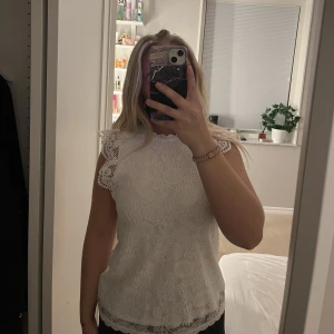 Spetstopp  - Kättesöt topp i spets som inte har kommit till användning. Lappen är kvar!🥰