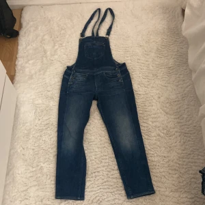 Hängseljeans - De e i bra skick