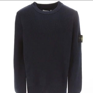 Stone Island Tröja - Säljer min Stone Island Tröja, använd 2 gånger. Den är inom nyskick och finns kvitto som bevis från NK samt NK påse. Ordinarie pris runt 3800kr.Om intresserad finns fler bilder.