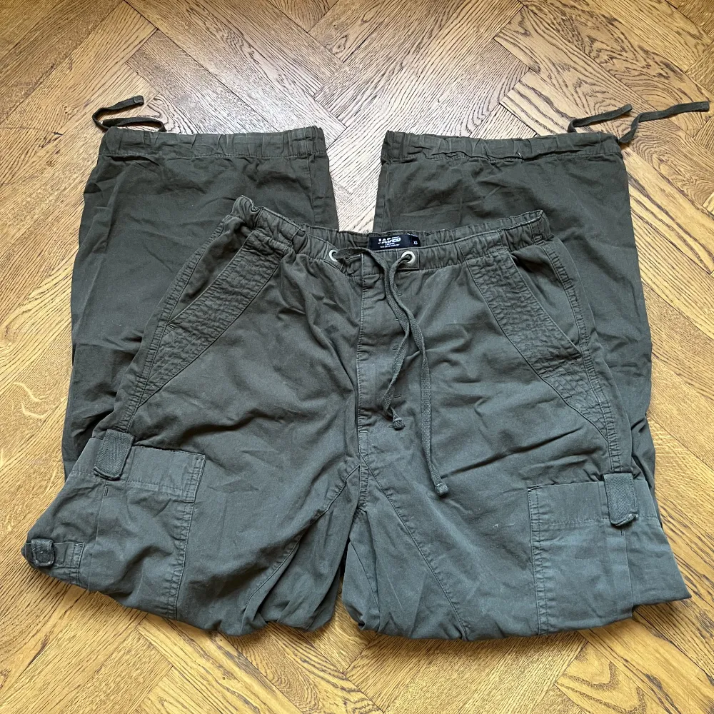 Parachute byxor från Jaded London i färgen khaki. Storlek XS men är i en oversized modell så där av större i storleken. Jätte bra skick!  . Jeans & Byxor.