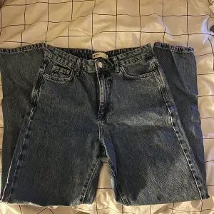 Säljer dessa straight jeans från Gina Tricot då de tyvärr inte kommer till användning längre 💞 Väl använda men inga defekter!