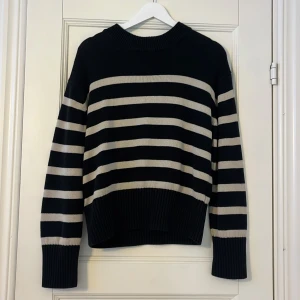 Supersnygg randig stickad tröja👌 - Den kommer inte till användning längre men den är i bra skick och passar till allt🙏