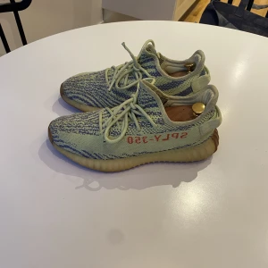 Yeezys till salu!  - Hej! Säljer dessa yeezys. Skick 7.5/10. Hör av er vid frågor så besvarar jag dem så gott jag kan. Allt gott!