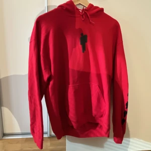 Billie Eilish hoodie - Billie Eilish tröja i storlek M, väldigt fint skick och nästan aldrig använd. Köpt från Billie Eilish officiella webshop där den kostade 1000kr❤️ hör gärna av dig om du har frågor, priset går att diskutera❤️