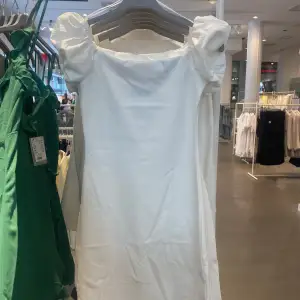 Är det någon som har och säljer denna klänning från hm? Såg den i butik i våras men kan inte längre hitta😿puss och kram 