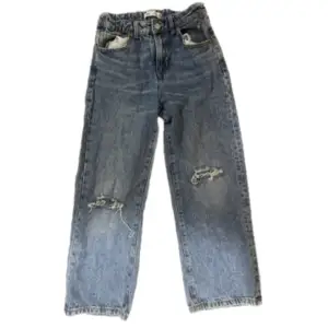 Jeans med hål ifrån Zara, blåa! Så snygga men använder inte. Ny pris 359, mitt pris 220! Bara att kontakta vid frågor, funderingar eller annat!
