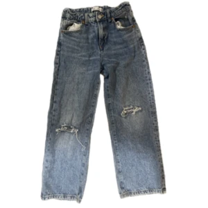 Jeans med hål från Zara - Jeans med hål ifrån Zara, blåa! Så snygga men använder inte. Ny pris 359, mitt pris 220! Bara att kontakta vid frågor, funderingar eller annat!