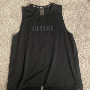 Stronger linne - Svart linne från stronger. Kommer såklart att tvättas innan. Inte andvänt så mycket, bra skick. Kostade 399kr 