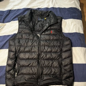 Ralph lauren väst - Ralph lauren väst, köpt i våras. Helt äkta. Skick 10/10 Kontakta vid fler bilder