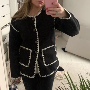 Tunn Jacka - säljer nu denna fina jacka för att den inte var min stil, materialet är ganska tunt, nästan som en kavaj så man får ha något tjockt under❤️ säljer för 400kr