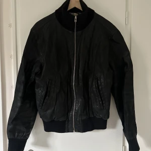 Läder jacka - 100%Läder jacka från kaos by auluna.  Köpt för ca 15 år sedan. Cool jacka i gott skick! 