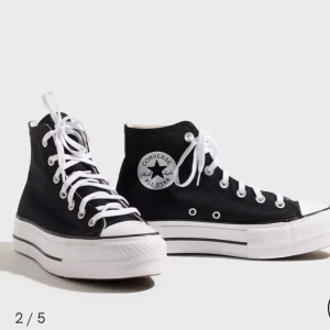 Converse platform  - Svarta platform Converse i storlek 36.5. Använda fåtal gånger men lite slitage på yttersulan samt snörningen. Nypris 949:-