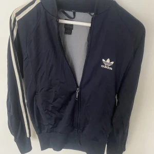 Adidas kofta - Blå adidas kofta, skön och i bra skick Pris kan diskuteras, skriv vid frågor❤️