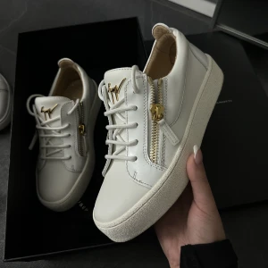 giuseppe zanotti - giuseppe zanotti Bra skick Strl 36,5 Dustbag och box medföljer. Ord pris 6687kr. Mitt pris 5000kr.