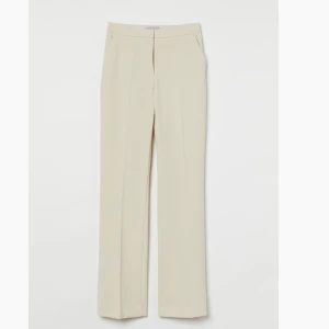 Beigea kostymbyxor från hm! - Säljer dessa kostymbyxor från hm i en beige färg!🤍slutsålda på hemsidan! I storlek 34!