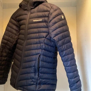 Peak performance - vinterjacka - jr frost down Hood jacket - Använts relativt mycket . Nypris 1999kr 