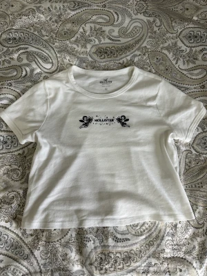 T-shirt - Säljer pga använder den inte längre. Använd fåtalgånger och köpt från Hollister butiken förra året för 280kr❤️🔥🙏🏼