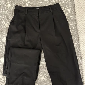 Nakd kostymbyxor  - Oanvända, bara lappen som är borttagen. Skulle säga normala i storleken. Fler bilder kan fixas om det önskas. Nypris är 549kr, kan gå ner i pris vid smidig affär! 