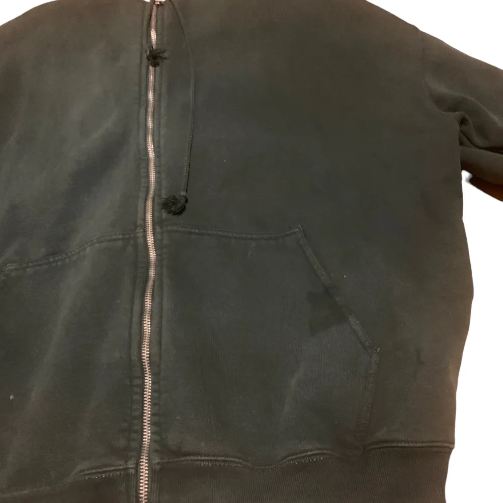Riktigt snygg mörk grön hoodie från Brandy Melville. Den finns bara i en storlek men är oversized. Obs en fläck på framsidan av tröjan, se bild 3. Hör av er för mer frågor/bilder! 💫💫💫. Hoodies.