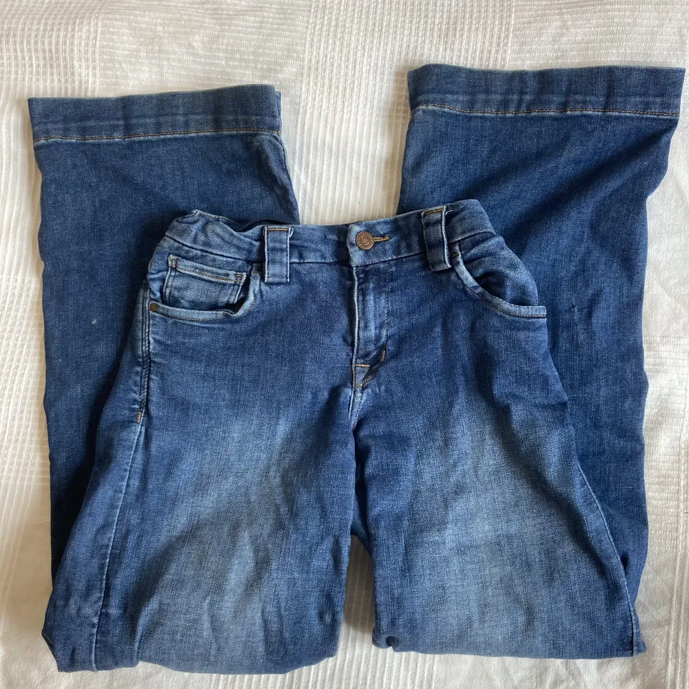 Snygga jeans från name it, strl 164.  Det låga priset beror på att en del av knappen (bild 2) är borta och ett av resårbanden är trasigt. Annars väldigt bekväma och fina💕  . Jeans & Byxor.