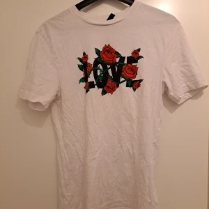 T-shirt S - Vit T-shirt. Använd men är i bra skick