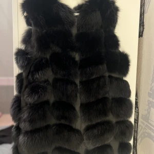 Äkta pälsväst - Aldrig använt (Ny skick)  Äkta päls  Köpte för 3500kr & säljer för 900