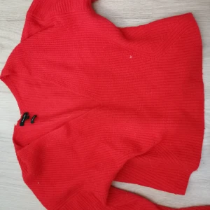 Tröja  - En tröja som inte kommer till användning längere 🥰förlåt för min kamera skriv gärna och fråga om fler bilder🤗